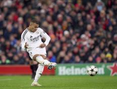 包含皇马中场因紧急手术缺席，球队战术改变的词条