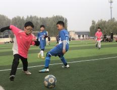 包含本轮足球赛事呈现激烈对决，赛场上精彩不断的词条