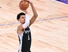 包含马刺主场不敌雄鹿！德罗赞砍分难救主的词条