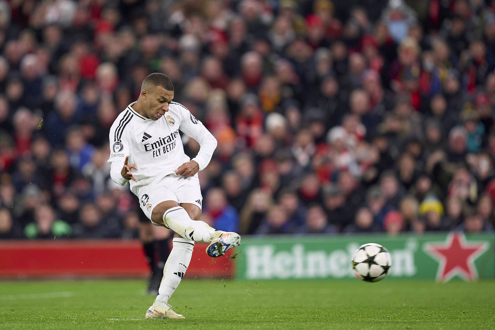 包含皇马中场因紧急手术缺席，球队战术改变的词条