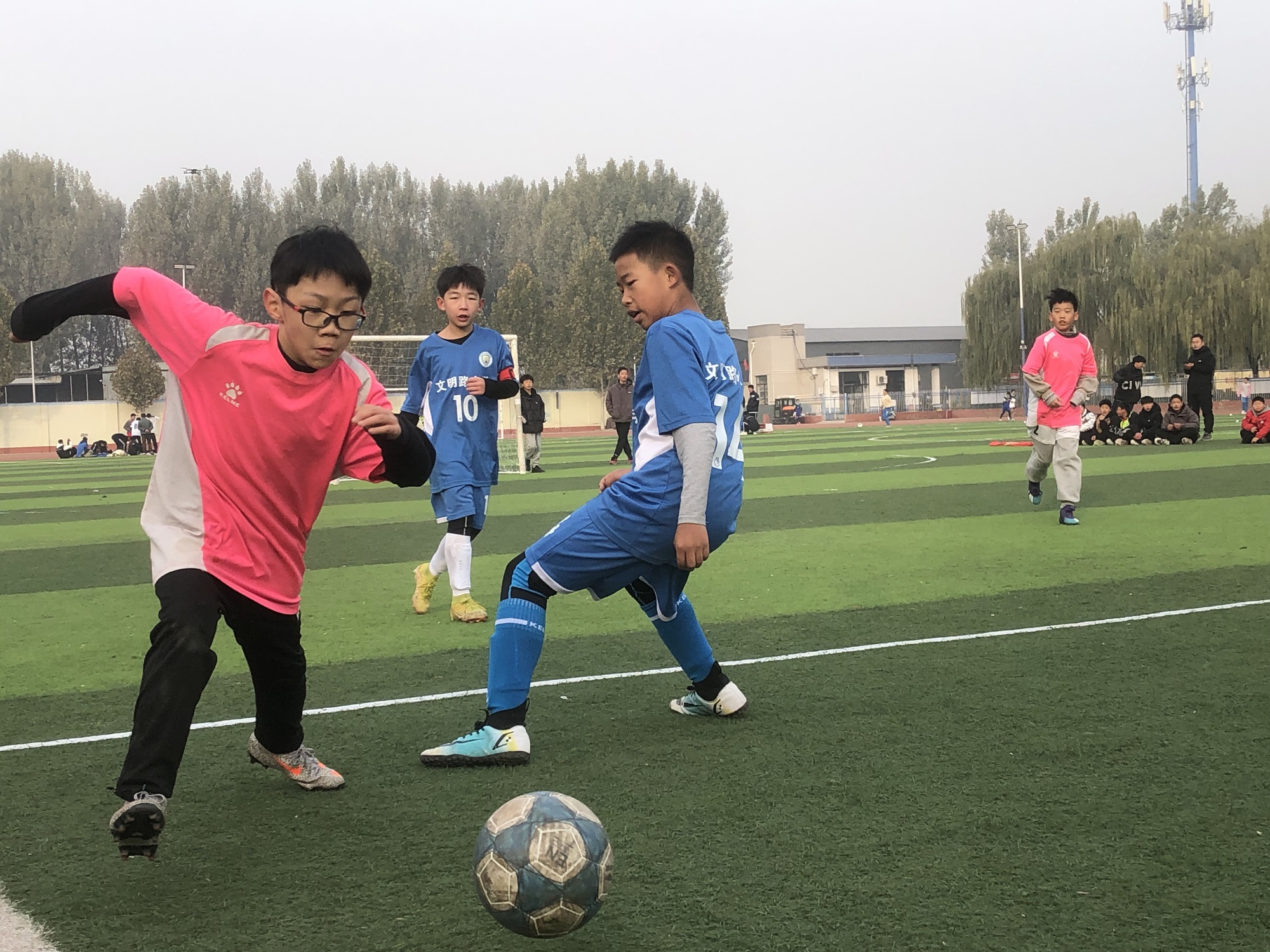 包含本轮足球赛事呈现激烈对决，赛场上精彩不断的词条