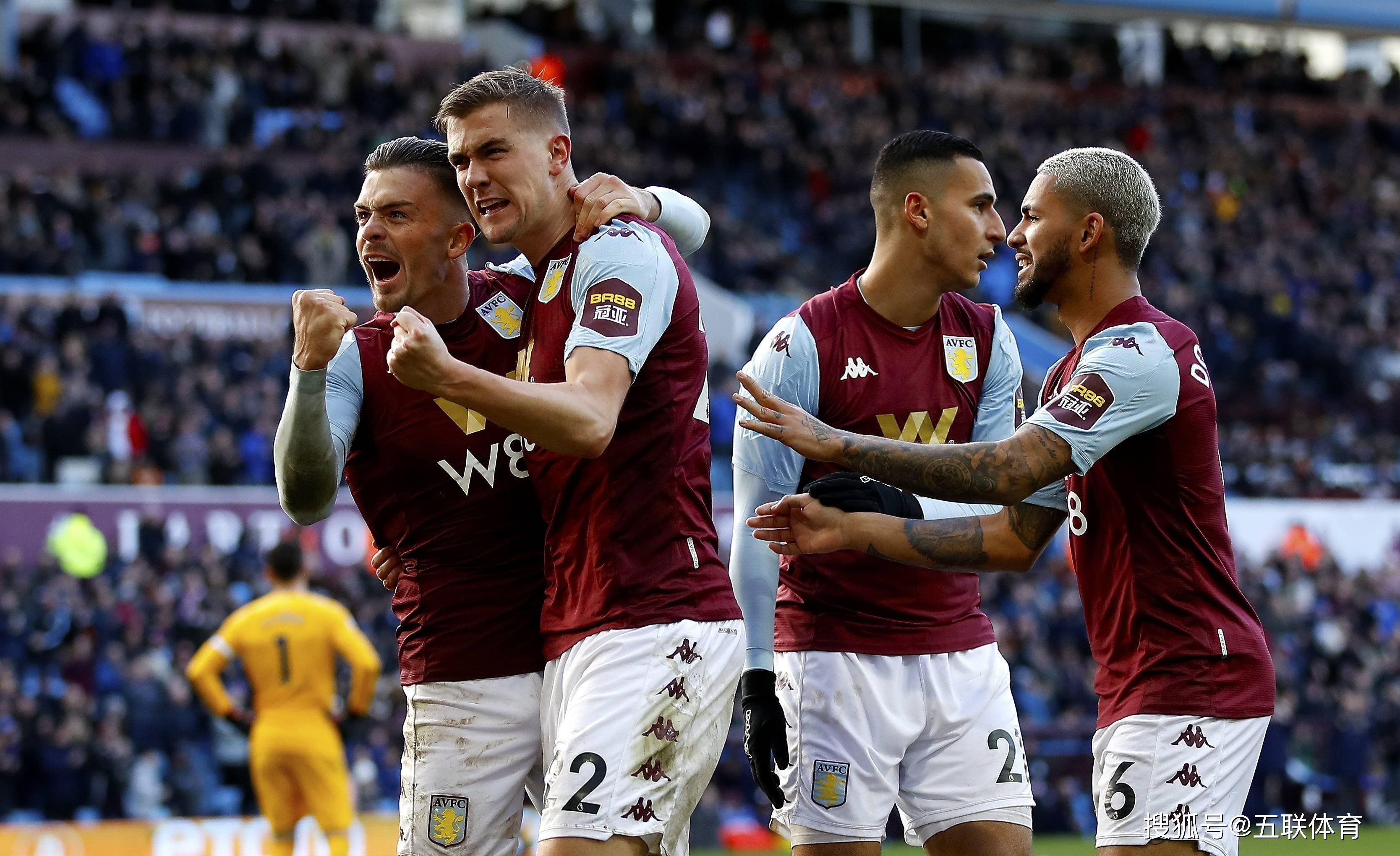 阿拉维斯俱乐部球员在比赛中展现出色的防守