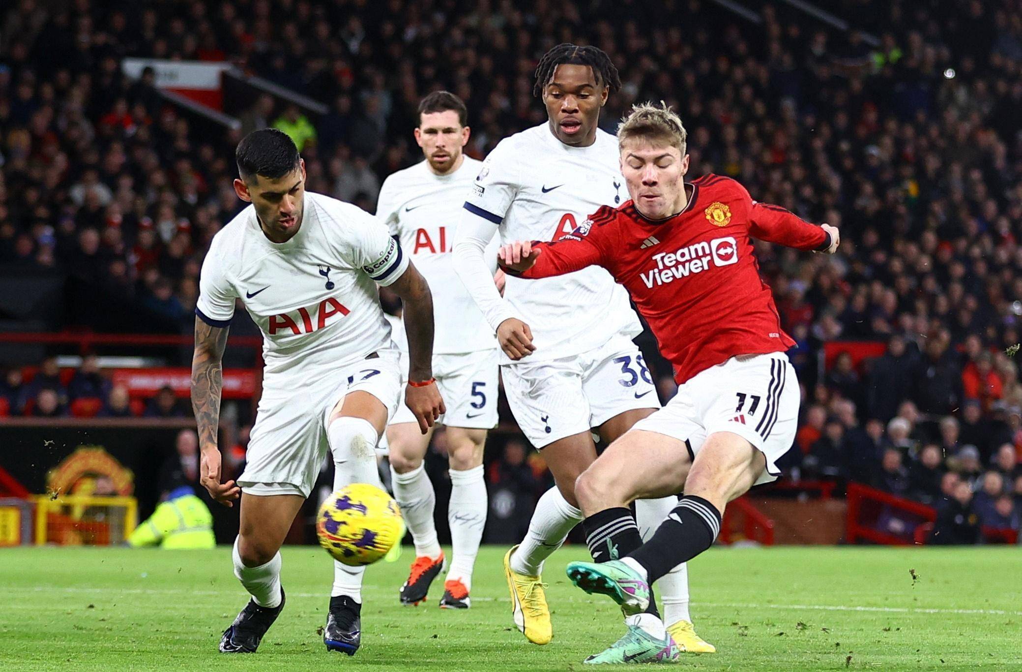 曼联惊险取胜，继续保持领先优势