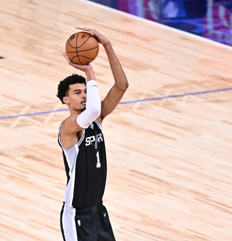 包含马刺主场不敌雄鹿！德罗赞砍分难救主的词条