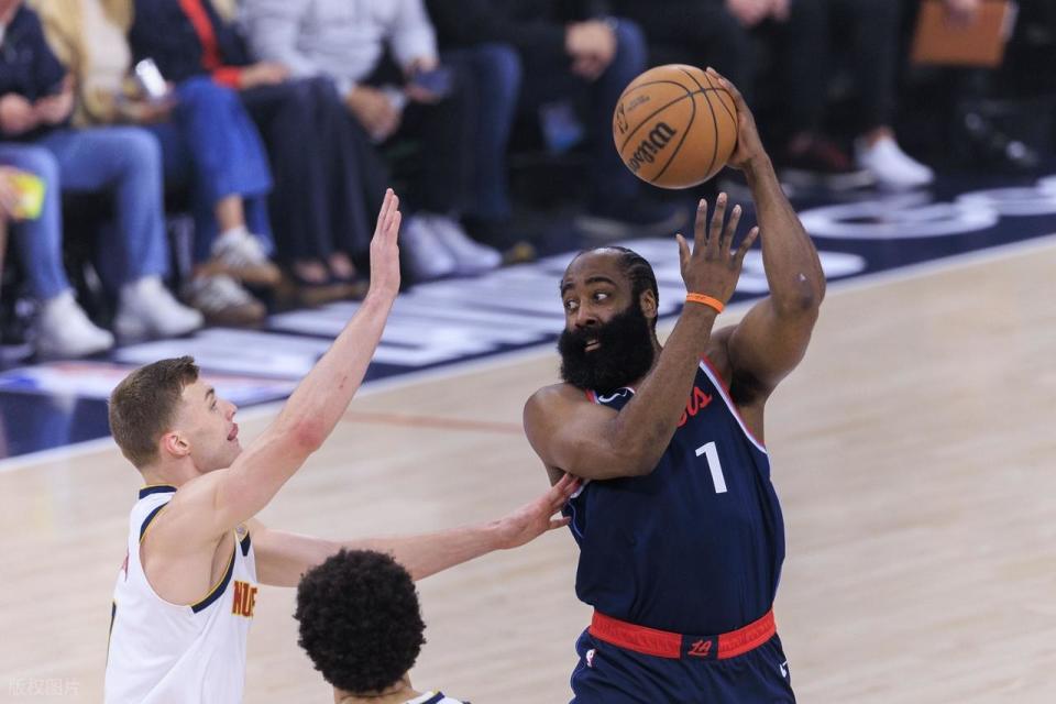 哈登陷入低谷,险胜连败,复出首战轰40分球队命运悬念!