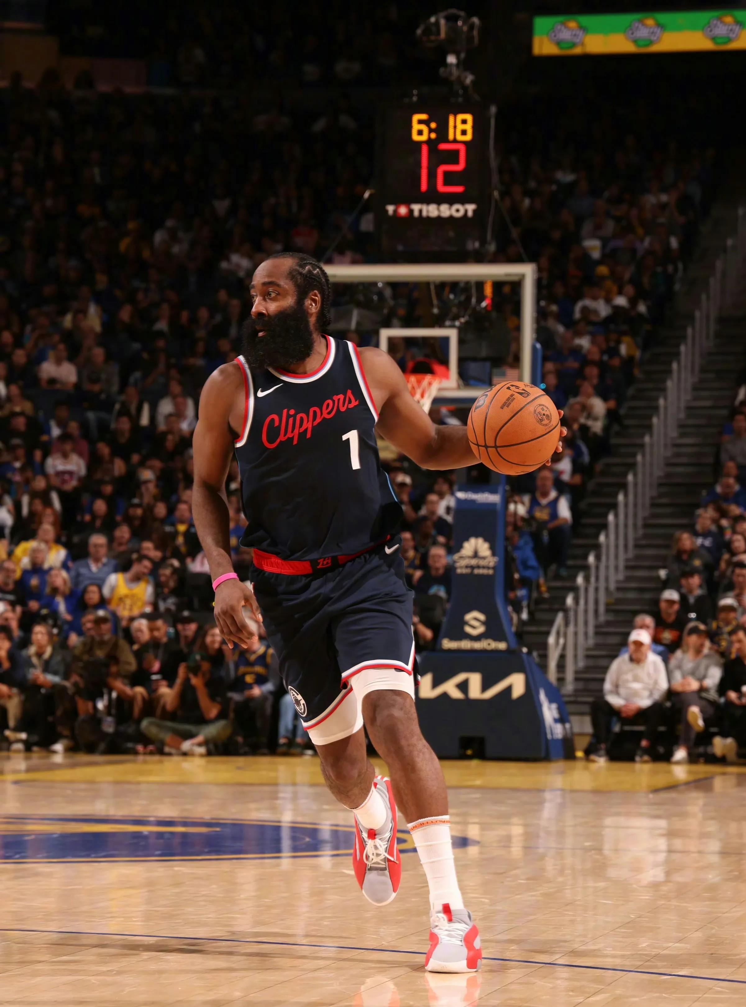 哈登陷入低谷,险胜连败,复出首战轰40分球队命运悬念!