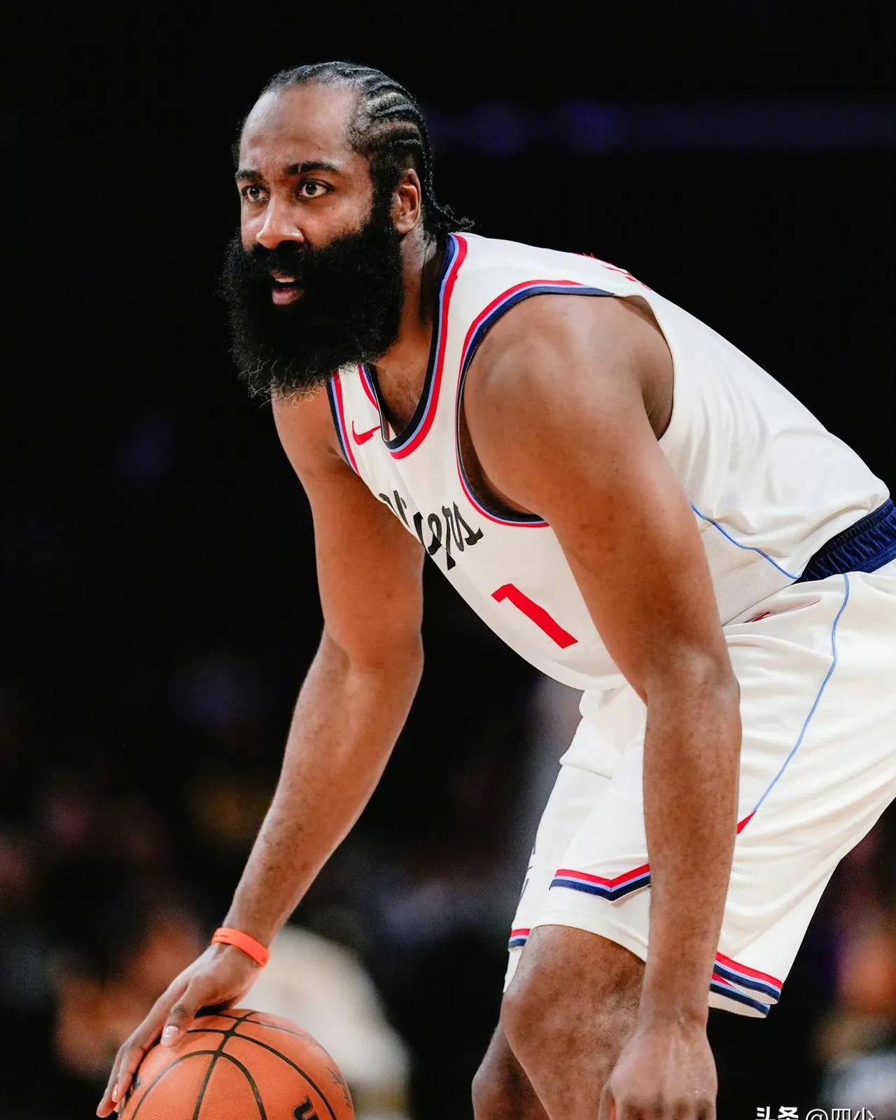 哈登在塞尔维亚队比赛中比分优势明显,逆转引发热议!