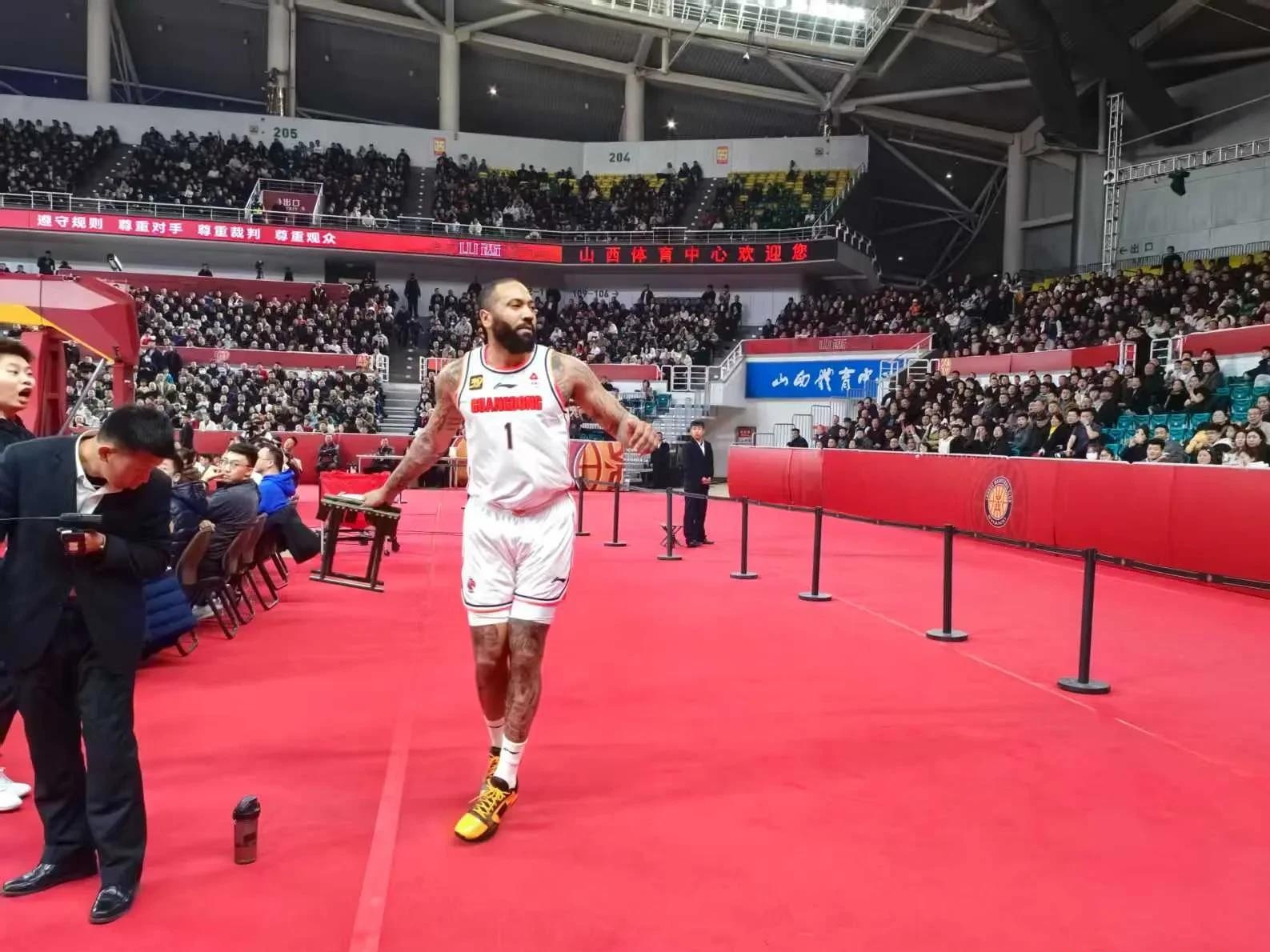 重返赛场首场状态出色，FPX观众沸腾！，哈登重返赛场引发球迷热议(林疯狂录像回放)