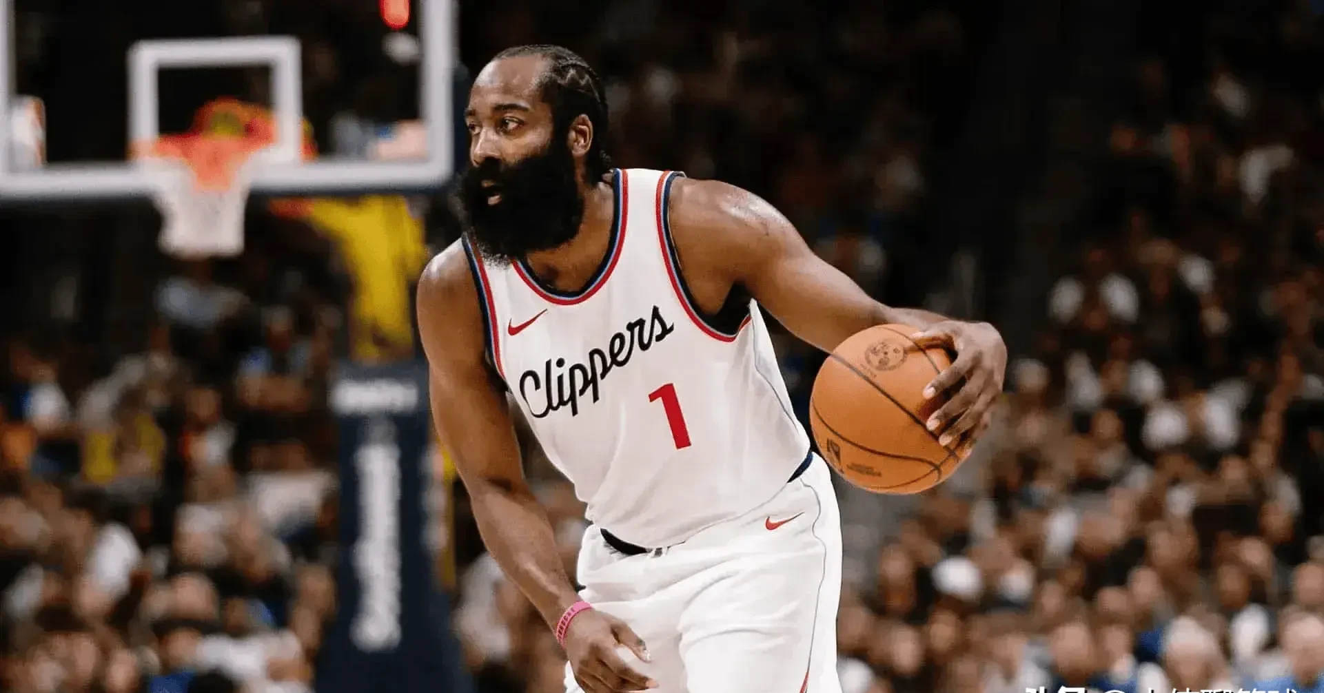 关于曼联不断突破!,哈登连续二十场比赛得分超过出色防守赛场气氛高涨的信息