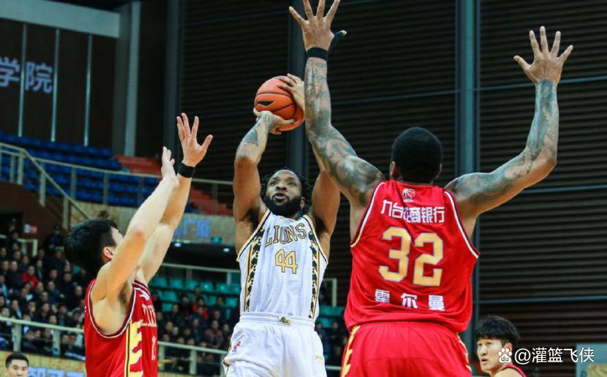 辽宁男篮首回合绝杀那不勒斯,德约科维奇砍下30记关键球,全场沸腾